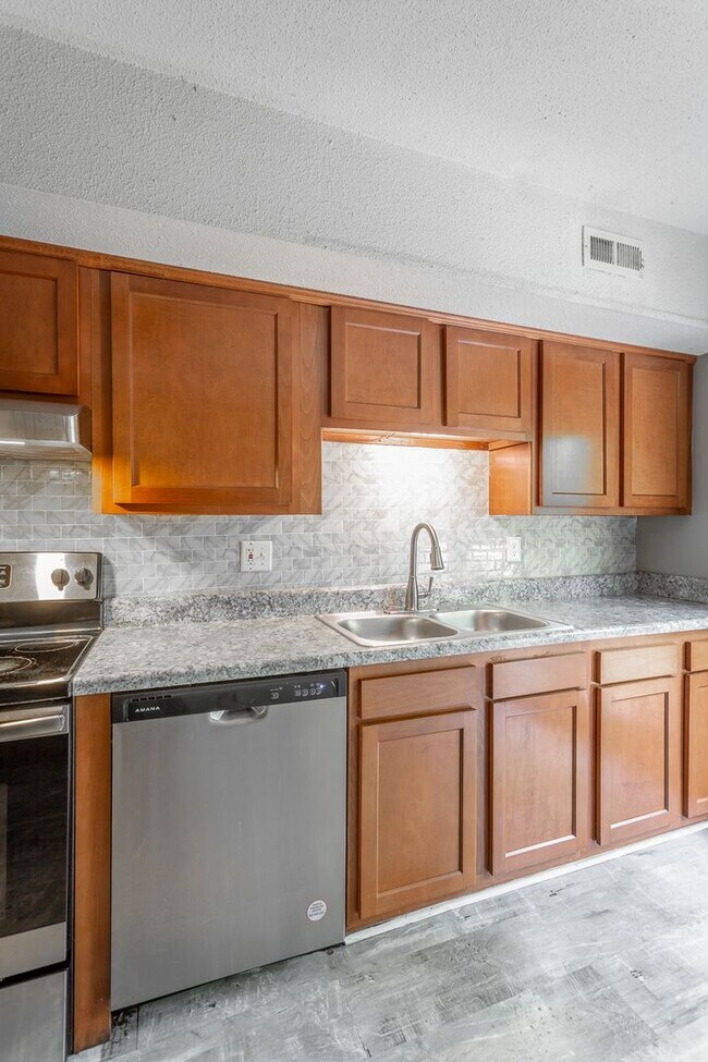 Building Photo - 510 Ely Rd