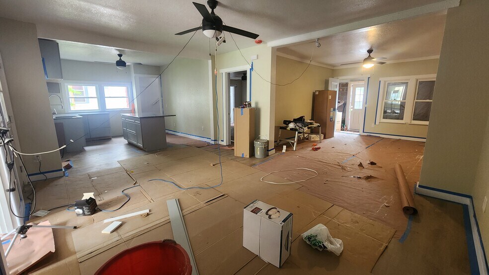 Building Photo - 1303 Avon St