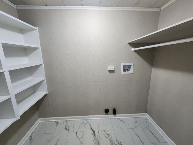 Building Photo - 651 Lincoln Way W