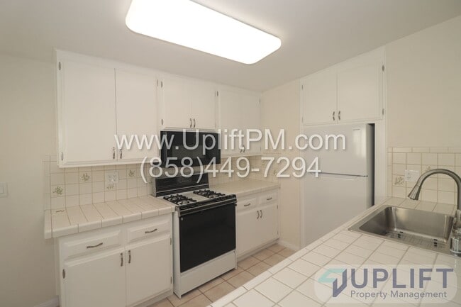 Building Photo - Beautiful 3 Bed, 2 Bath Home with Large Yard in Imperial Beach