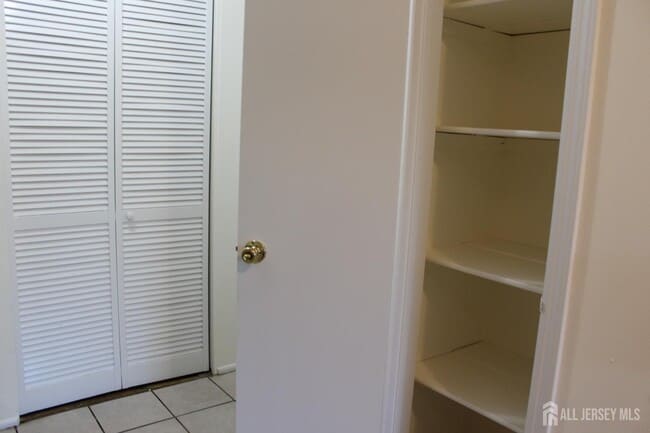 Building Photo - 820 Edison Glen Terrace