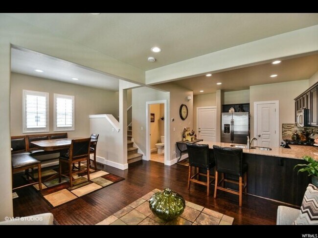 Building Photo - 1293 S Mountain Crest Dr