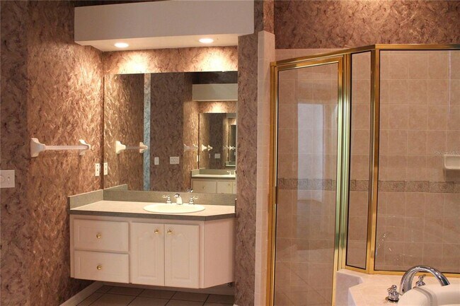 Building Photo - 2228 Lake Holloway Blvd