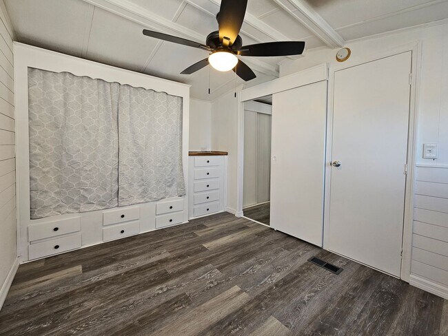 Building Photo - 1/1 Manufactured Lake Front home located in Camo-a-wyle community