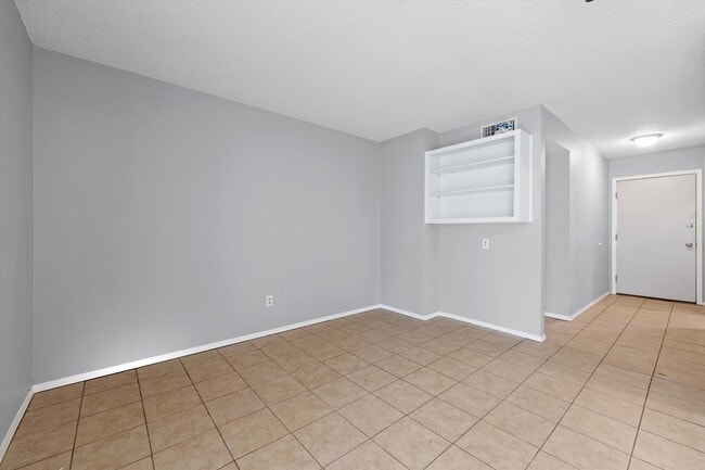 Building Photo - 110 S Oak Dr