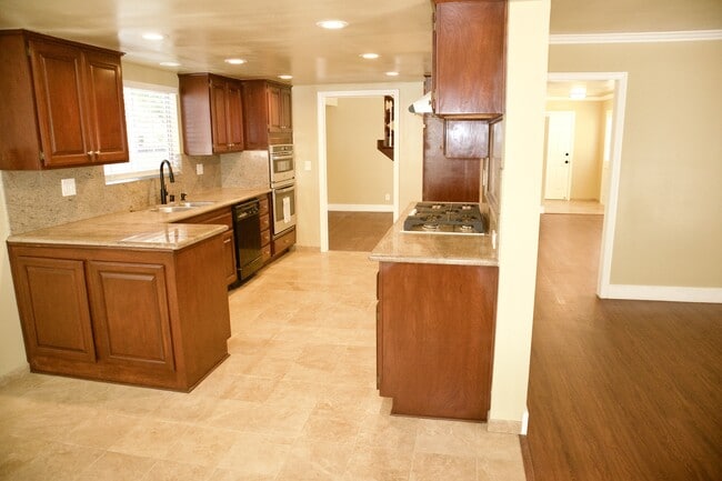 Building Photo - 2103 MacKay Ln