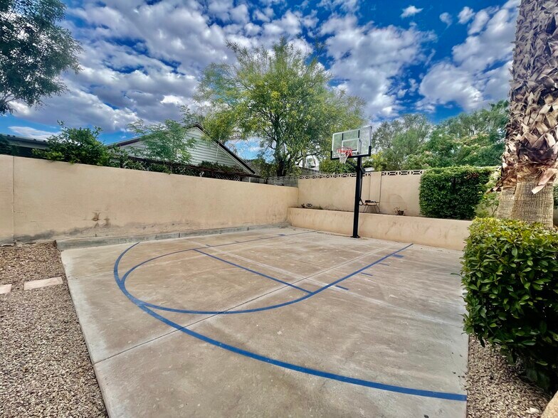 Building Photo - 331 W Sherwood Dr