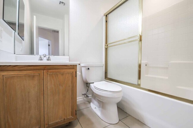 Building Photo - CUTE 3 BEDROOM HOME WITH POOL/SPA!