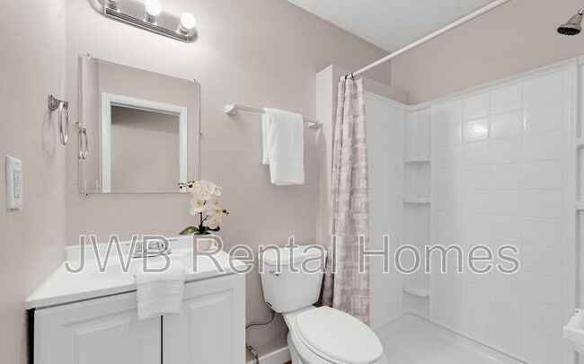 Building Photo - 472 W 66th St