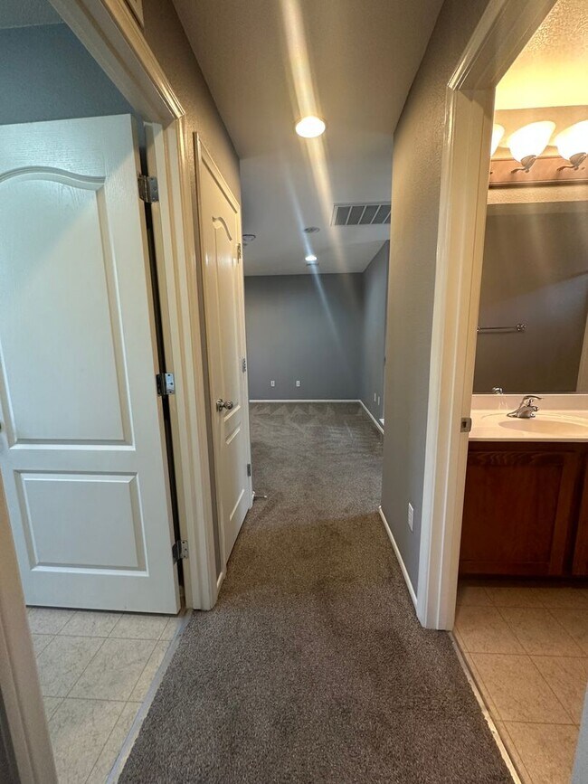 Building Photo - *$500 OFF 1ST MONTHS RENT. MUST MOVE IN BY...