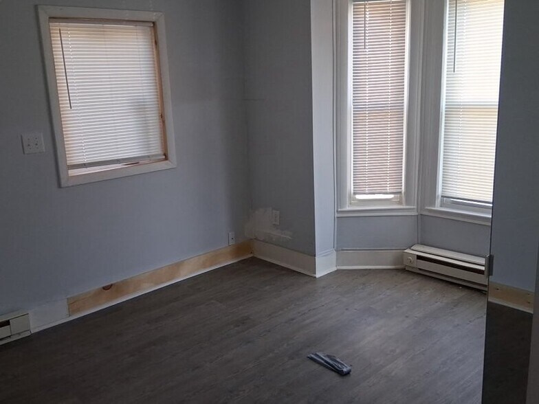 Building Photo - 33-35 Essex Ct