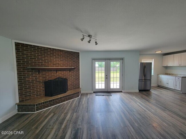 Building Photo - 836 Miles Dr