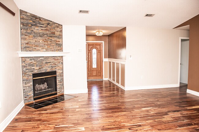 Building Photo - 17 8th St