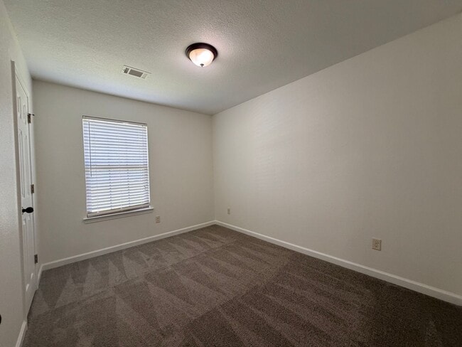 Building Photo - Affordable, Adorable & Move-In Ready!