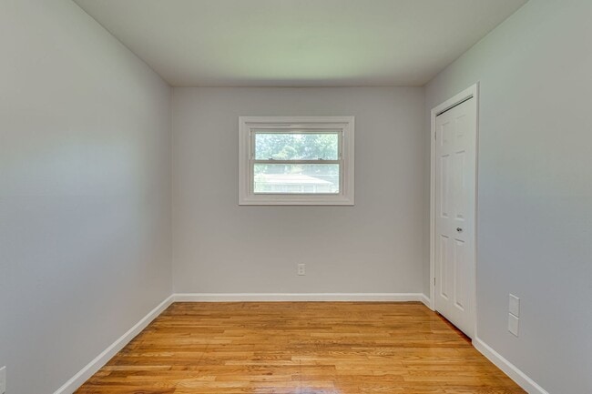 Building Photo - Charming 3+ BR single family home available now