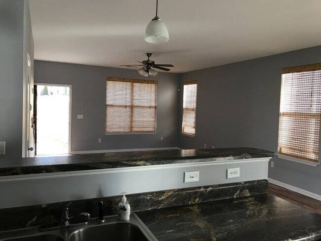 Building Photo - 4 bedroom, 2.5 bath centrally located in T...