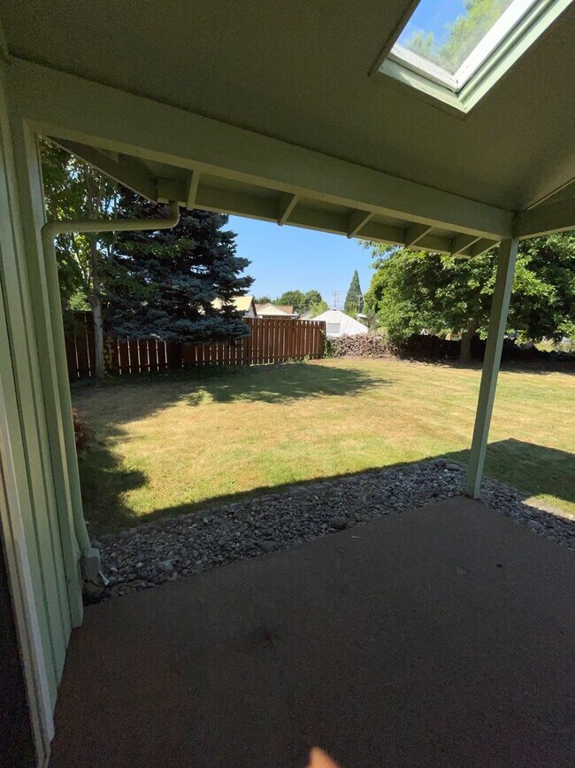 Building Photo - Cute Home with large yard in Hillsboro