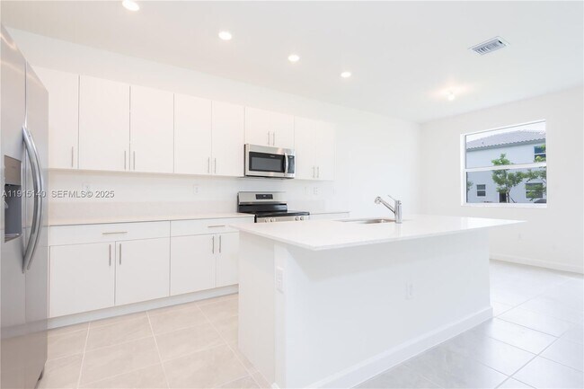 Building Photo - 2636 SE 8th Ct