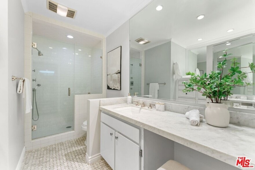 Building Photo - 906 N Doheny Dr