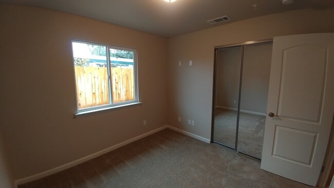 Building Photo - 3 Bedroom 2 Bath Home