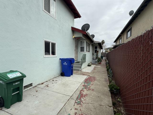 Building Photo - 2 bedroom in Oakland CA 94605