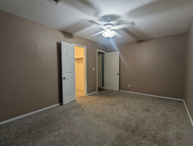 Building Photo - Spacious 4-Bed Home in Bethany with Solar Panels!