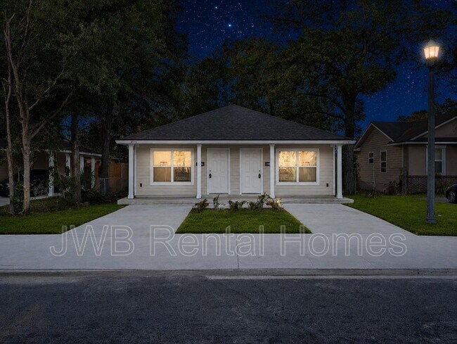 Building Photo - 2811 Myrtle Ave N