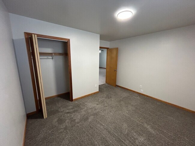 Building Photo - 2 bedroom, 2 full bath with attached garage