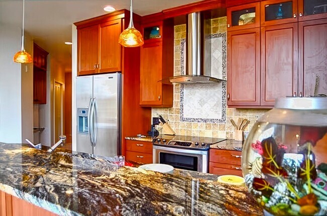 Building Photo - Penthouse condo in the ideal location in t...
