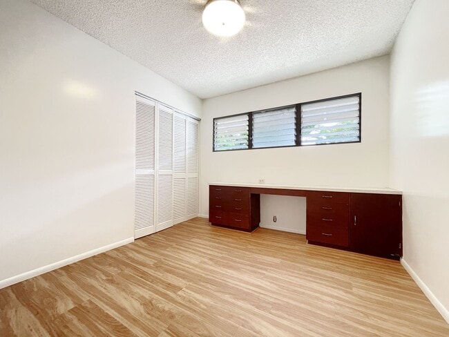 Building Photo - 4/2 Pet Friendly Spacious Beachside Kailua...