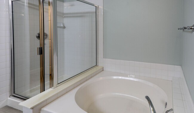 Building Photo - Beautiful 2 Bedroom With 2 Car Garage Summ...