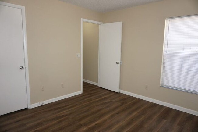 Building Photo - 2 Bedroom/2 Bath Townhome Near NAS Jax