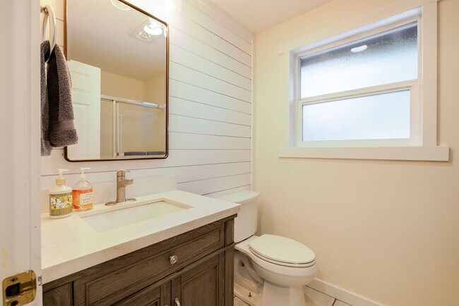 Building Photo - 3BR Furnished NW Bend Home