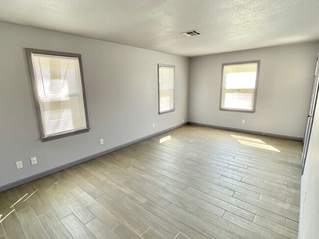 Building Photo - 709 E Steed Dr
