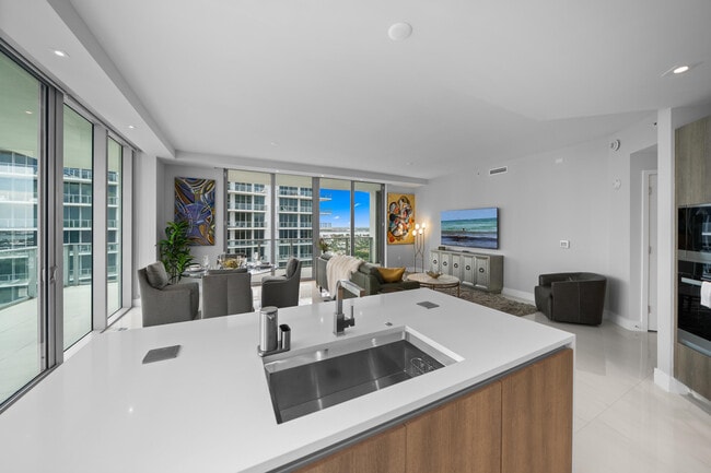 Building Photo - 3100 N Ocean Dr