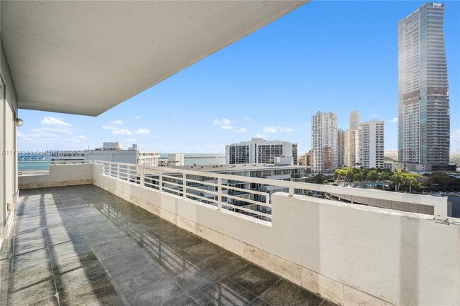 Building Photo - 1402 Brickell Bay Dr