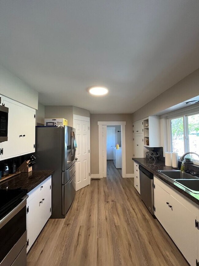 Building Photo - ? **Charming Single-Level Home Just Minute...