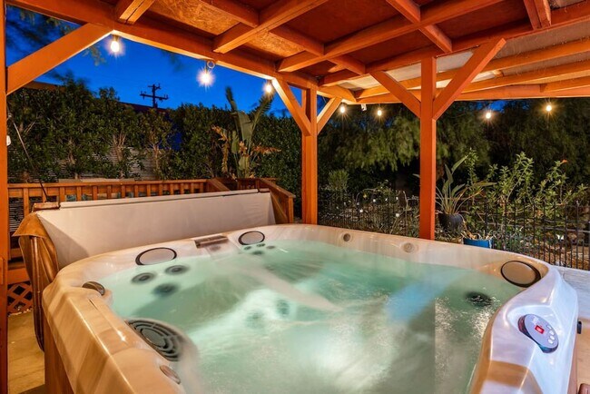 Building Photo - Beautiful fully furnished 3 bedroom home i...
