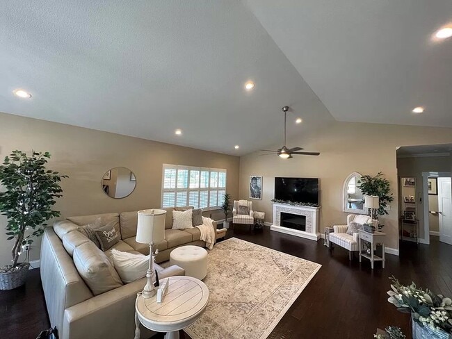 Building Photo - Stunning 3-Bedroom Home with Deck, Patio & Large Yard in Kodak, TN