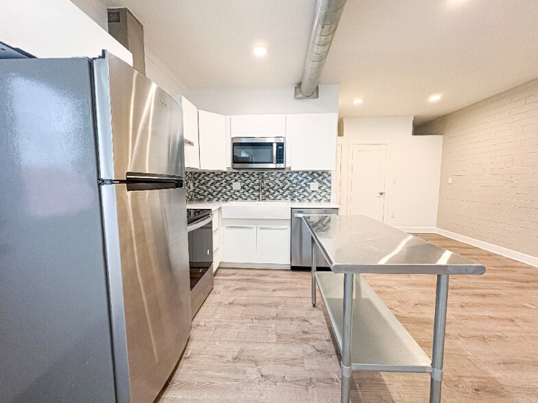 Building Photo - 2737 E Glenrosa Ave