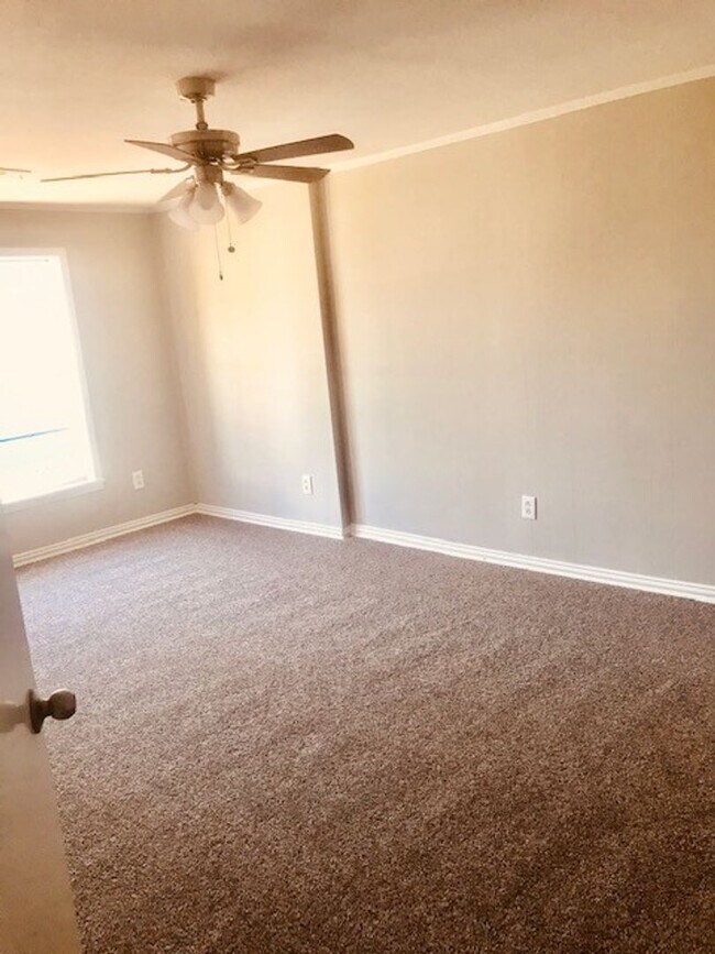 Building Photo - RECENTLY REMODELED 4 BEDROOM 2 BATH HOME I...