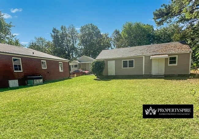 Building Photo - Charming 3 Bed 2 Bath Room Home In Salisbu...