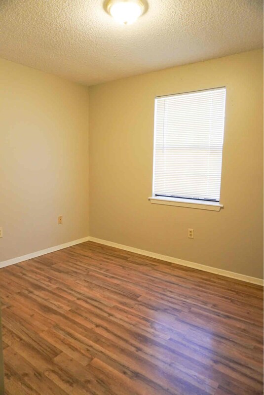 Building Photo - 8539 Longwood View Ave