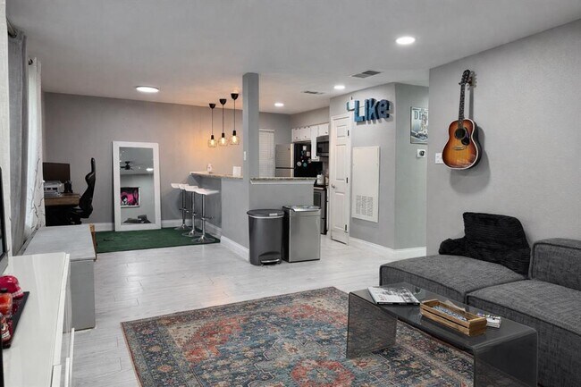 Building Photo - 2450 Ashdale Dr