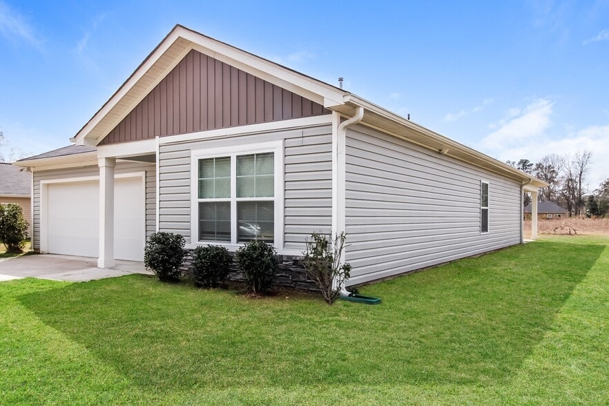 Building Photo - 1217 Lakeshore Dr