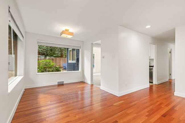 Building Photo - 3 bedroom 1.75 bath House