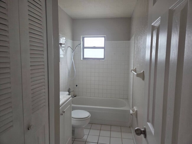 Building Photo - 449 Las Palmas Cir