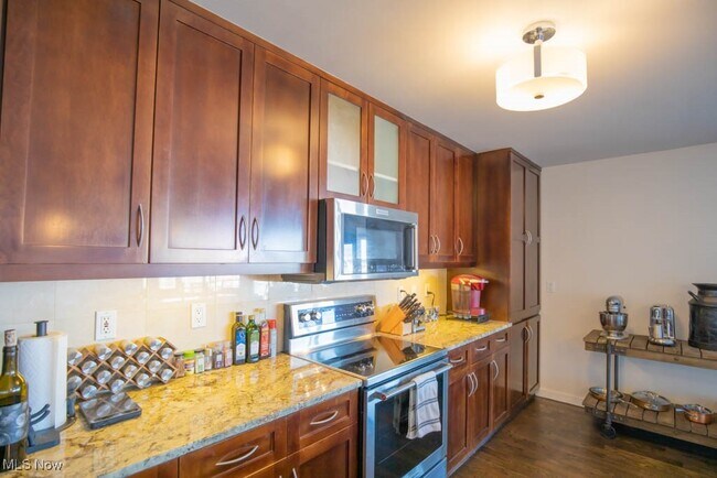 Building Photo - 701 W Lakeside Ave