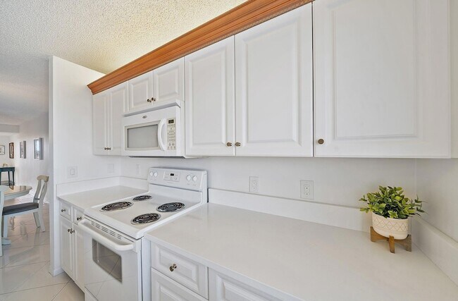 Building Photo - 353 S US Hwy 1