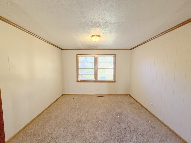 Building Photo - 3811 Lakeview Dr NW